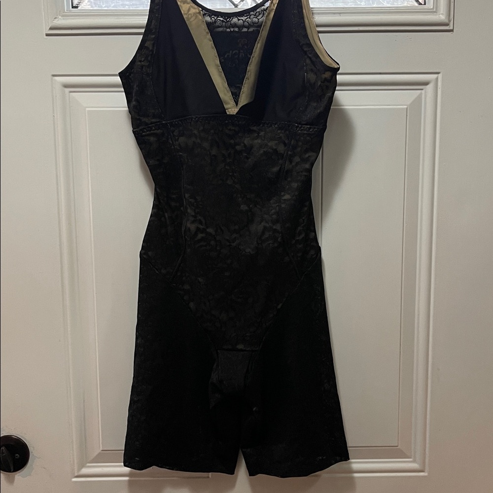 NWOT Maidenform Elegant Lace Bodysuit in Black and Cream